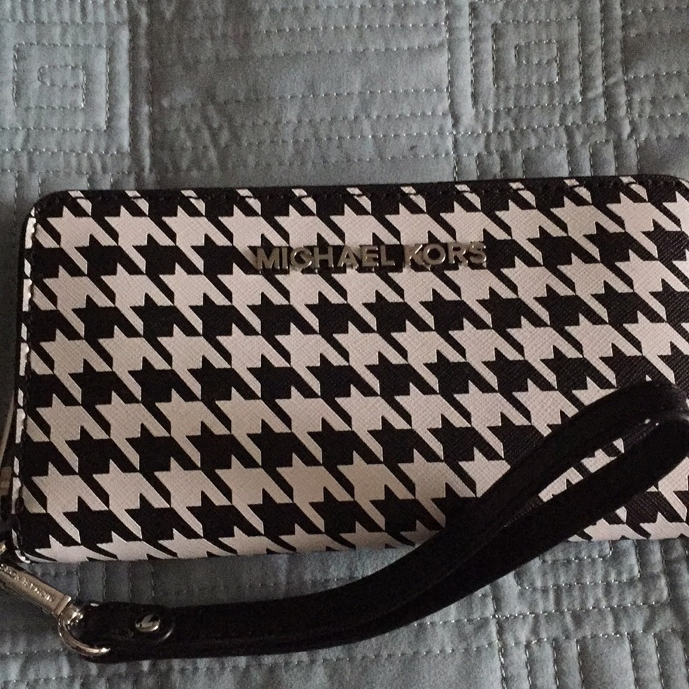 Authentic Michael Kors wristlet wallet.